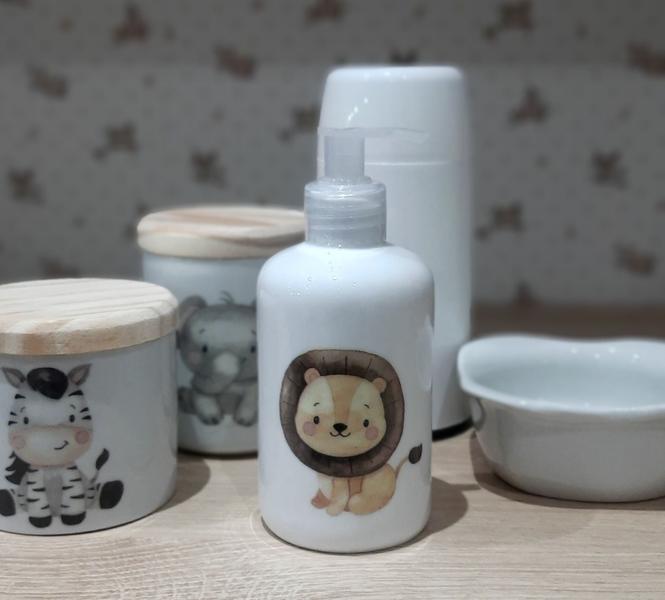 Imagem de Kit higiene bebê safari 5 Pçs - Potes, porta álcool, molhadeira decorada + garrafa térmica