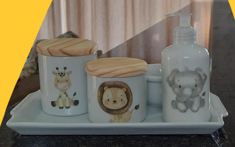 Imagem de Kit higiene bebê Safari 5 peças - Bandeja, potes, porta álcool e molhadeira - Peças Porcelana Tampas Pinus