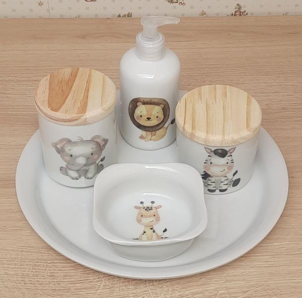 Imagem de Kit higiene bebê Safari 5 peças - Bandeja Redonda, potes, porta álcool e molhadeira - Peças Porcelana Tampas Pinus