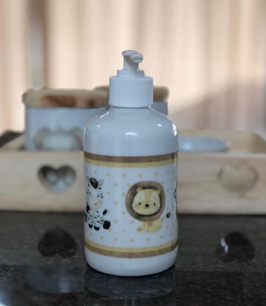 Imagem de Kit higiene bebê Safari 5 peças Menino - Bandeja, potes, porta álcool e molhadeira - Peças Porcelana Bandeja e tampas Pi
