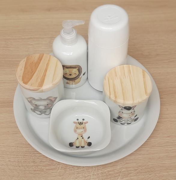 Imagem de Kit higiene bebê Safari 6 pçs - Bandeja Redonda, potes, porta álcool e molhadeira - Peças Porcelana Tampas Pinus