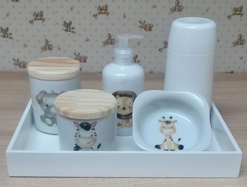 Imagem de Kit higiene bebê Safari 6 peças - Bandeja, potes, porta álcool e molhadeira - Peças Porcelana Bandeja e Tampas Pinus