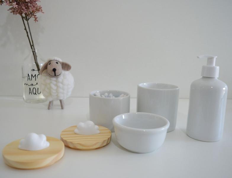 Imagem de Kit Higiene Porcelana Bebê K154 Tampa Pinus Nuvem Branca Potes Bancada Cuidados Banho