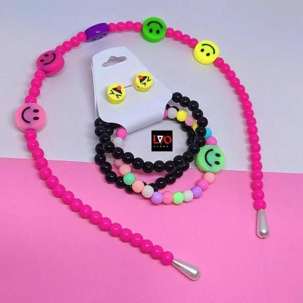 Imagem de Kit Infantil Tiara Arquinho Smile Emoji + Conjunto 3 Pulseiras e  Brincos Miçangas Coloridas para Meninas Presente