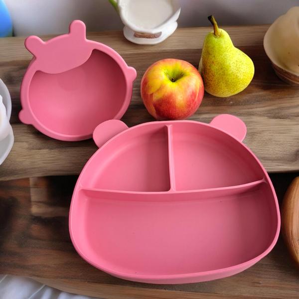 Kit Introdução Alimentar para bebês, prato e tigela de silicone com ventosa e orelhinhas (COR ROSA) - Pietra Bella Imagem de Kit Introdução Alimentar para bebês, prato e tigela de silicone com ventosa e orelhinhas (COR ROSA)