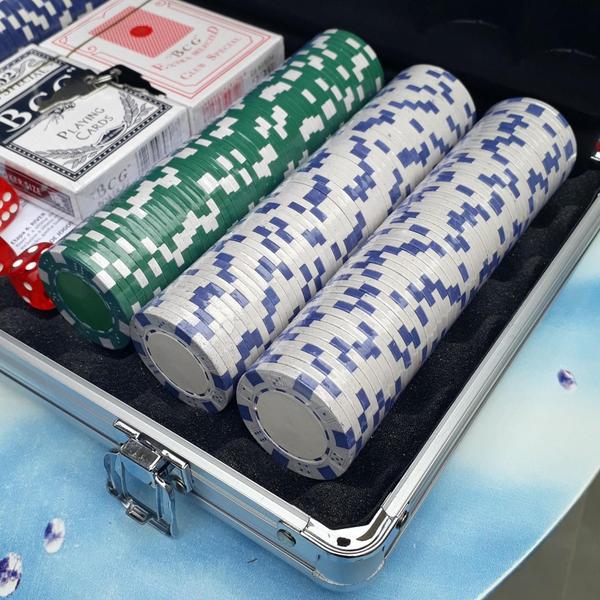 Imagem de Kit Jogo Poker 300 Fichas 2 Baralhos Dados Texas Holdem