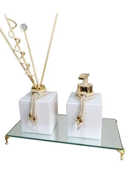 Kit Lavabo Difusor Porta Sabonete Bandeja Espelhada Organizadores Bancada Banheiro-Jogo Banheiro-Branco e Dourado - Luiggi Presentes Imagem de Kit Lavabo Difusor Porta Sabonete Bandeja Espelhada Organizadores Bancada Banheiro-Jogo Banheiro-Branco e Dourado