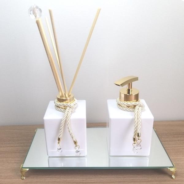 Kit Lavabo Difusor Porta Sabonete Bandeja Espelhada Organizadores Bancada Banheiro-Jogo Banheiro-Branco e Dourado - Luiggi Presentes Imagem de Kit Lavabo Difusor Porta Sabonete Bandeja Espelhada Organizadores Bancada Banheiro-Jogo Banheiro-Branco e Dourado