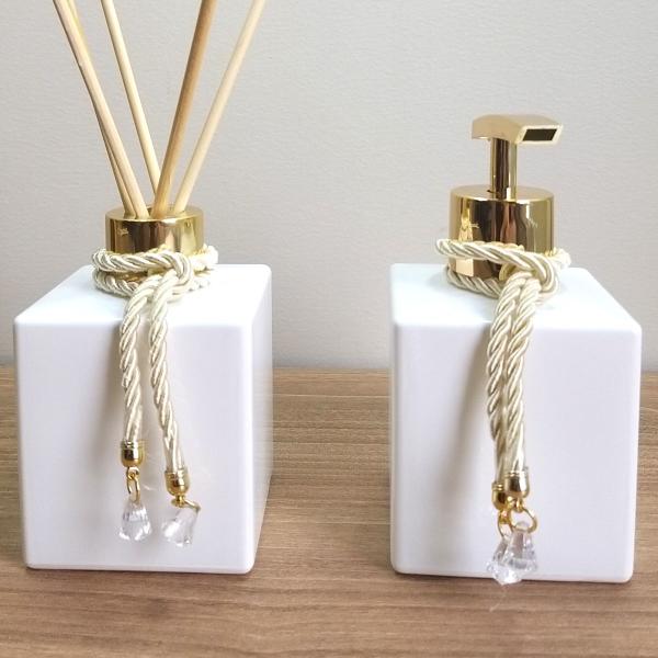 Kit Lavabo Difusor Porta Sabonete Bandeja Espelhada Organizadores Bancada Banheiro-Jogo Banheiro-Branco e Dourado - Luiggi Presentes Imagem de Kit Lavabo Difusor Porta Sabonete Bandeja Espelhada Organizadores Bancada Banheiro-Jogo Banheiro-Branco e Dourado