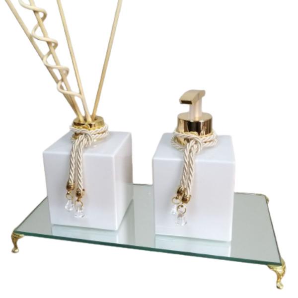 Kit Lavabo Difusor Porta Sabonete Bandeja Espelhada Organizadores Bancada Banheiro-Jogo Banheiro-Branco e Dourado - Luiggi Presentes Imagem de Kit Lavabo Difusor Porta Sabonete Bandeja Espelhada Organizadores Bancada Banheiro-Jogo Banheiro-Branco e Dourado