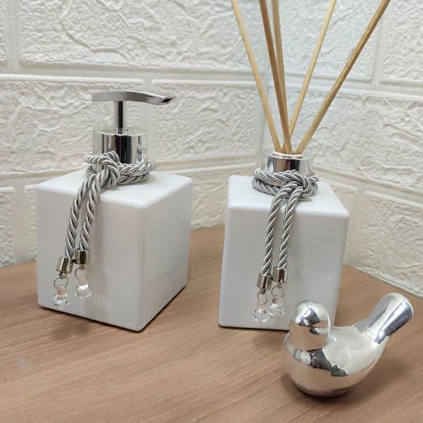 Kit Lavabo Difusor Porta Sabonete Líquido Bandeja Espelhada Enfeite Decorativo-Dispenser Organizadores e Decoração Para Banheiro-Branco e Prata - Luiggi Presentes Imagem de Kit Lavabo Difusor Porta Sabonete Líquido Bandeja Espelhada Enfeite Decorativo-Dispenser Organizadores e Decoração Para Banheiro-Branco e Prata