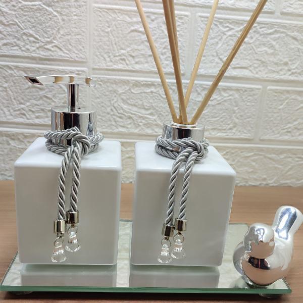 Kit Lavabo Difusor Porta Sabonete Líquido Bandeja Espelhada Enfeite Decorativo-Dispenser Organizadores e Decoração Para Banheiro-Branco e Prata - Luiggi Presentes Imagem de Kit Lavabo Difusor Porta Sabonete Líquido Bandeja Espelhada Enfeite Decorativo-Dispenser Organizadores e Decoração Para Banheiro-Branco e Prata