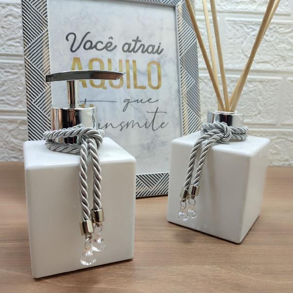 Kit Lavabo Difusor Porta Sabonete Líquido Bandeja Espelhada Enfeite Decorativo-Dispenser Organizadores e Decoração Para Banheiro-Branco e Prata - Luiggi Presentes Imagem de Kit Lavabo Difusor Porta Sabonete Líquido Bandeja Espelhada Enfeite Decorativo-Dispenser Organizadores e Decoração Para Banheiro-Branco e Prata