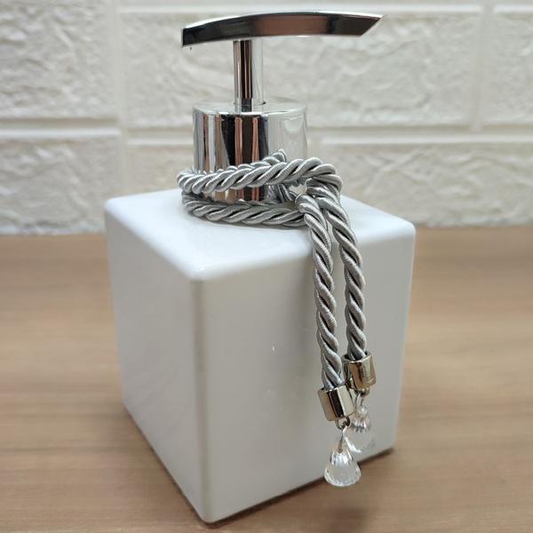 Kit Lavabo Difusor Porta Sabonete Líquido Bandeja Espelhada Enfeite Decorativo-Dispenser Organizadores e Decoração Para Banheiro-Branco e Prata - Luiggi Presentes Imagem de Kit Lavabo Difusor Porta Sabonete Líquido Bandeja Espelhada Enfeite Decorativo-Dispenser Organizadores e Decoração Para Banheiro-Branco e Prata