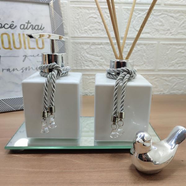 Kit Lavabo Difusor Porta Sabonete Líquido Bandeja Espelhada Enfeite Decorativo-Dispenser Organizadores e Decoração Para Banheiro-Branco e Prata - Luiggi Presentes Imagem de Kit Lavabo Difusor Porta Sabonete Líquido Bandeja Espelhada Enfeite Decorativo-Dispenser Organizadores e Decoração Para Banheiro-Branco e Prata