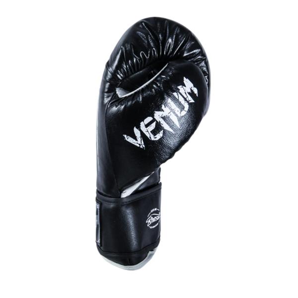 Imagem de Kit Luva De Boxe Giant Brasil Preta + Bandagem 4M + Protetor Bucal - Venum