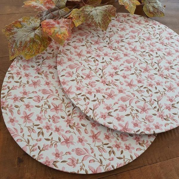 Kit Mesa Posta 04 Bases MDF 35CM + 04 Capas de Sousplat Em Tecido Floral Rose Nude Tricoline 100% Algodão - Criarte Opções Mesa Posta Imagem de Kit Mesa Posta 04 Bases MDF 35CM + 04 Capas de Sousplat Em Tecido Floral Rose Nude Tricoline 100% Algodão