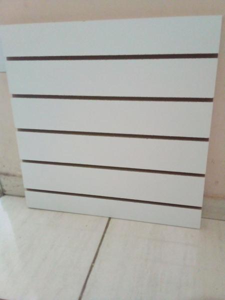 Imagem de Kit Painel Expositor MDF Branco 60x60cm C/ Canaletas Branca Mais  10 Ganchos Expositor De 10 cm