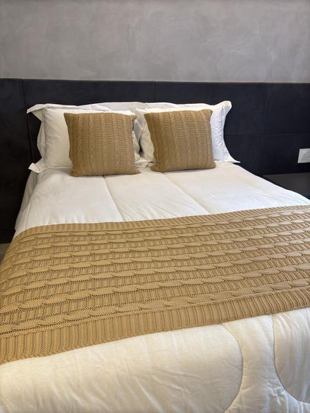 Kit Peseira de Tricot + 2 Capas de Almofada para Cama e Sofá Casal Padrão, Quenn e King Decoração FI - Atitude Imagem de Kit Peseira de Tricot + 2 Capas de Almofada para Cama e Sofá Casal Padrão, Quenn e King Decoração FI