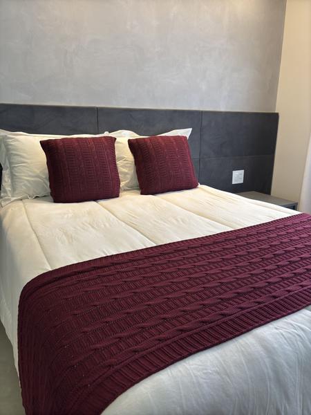 Kit Peseira de Tricot + 2 Capas de Almofada para Cama e Sofá Casal Padrão, Quenn e King Decoração FI - Atitude Imagem de Kit Peseira de Tricot + 2 Capas de Almofada para Cama e Sofá Casal Padrão, Quenn e King Decoração FI