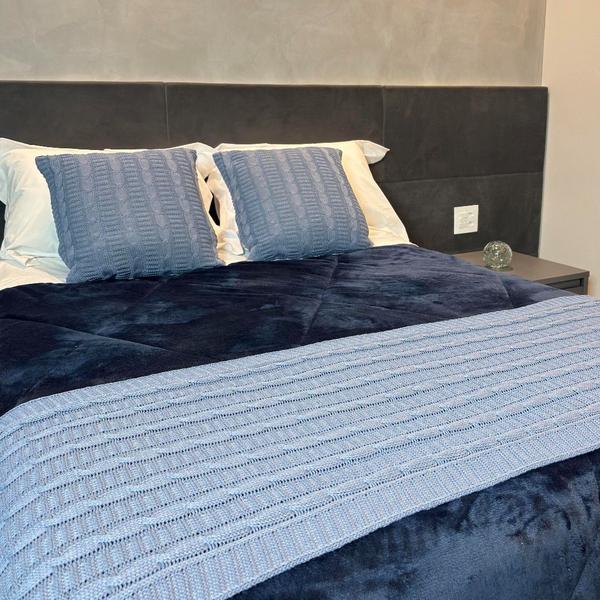 Kit Peseira de Tricot + 2 Capas de Almofada para Cama e Sofá Casal Padrão, Quenn e King Decoração FI - Atitude Imagem de Kit Peseira de Tricot + 2 Capas de Almofada para Cama e Sofá Casal Padrão, Quenn e King Decoração FI