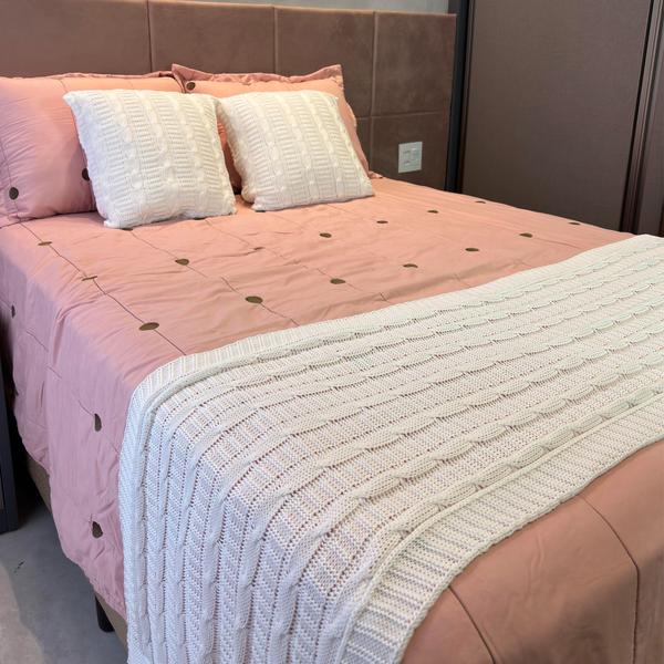 Kit Peseira de Tricot + 2 Capas de Almofada para Cama e Sofá Casal Padrão, Quenn e King Decoração FI - Atitude Imagem de Kit Peseira de Tricot + 2 Capas de Almofada para Cama e Sofá Casal Padrão, Quenn e King Decoração FI
