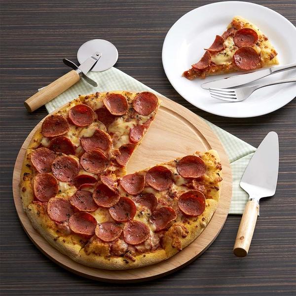 Imagem de Kit pizza 3 peças, contém: tabua de bambu com canaleta, espátula de inox com cabo de bambu e cortador de pizza de inox com cabo de bambu.