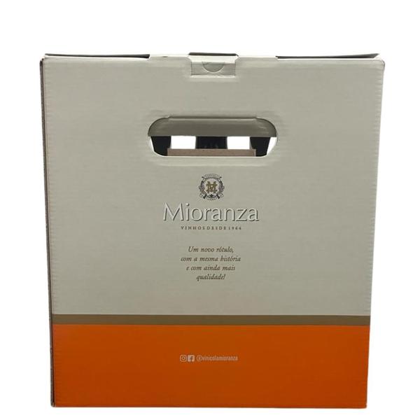 Kit Presente Vinho Tinto Suave Mioranza 750ml + 2 Taças Imagem de Kit Presente Vinho Tinto Suave Mioranza 750ml + 2 Taças