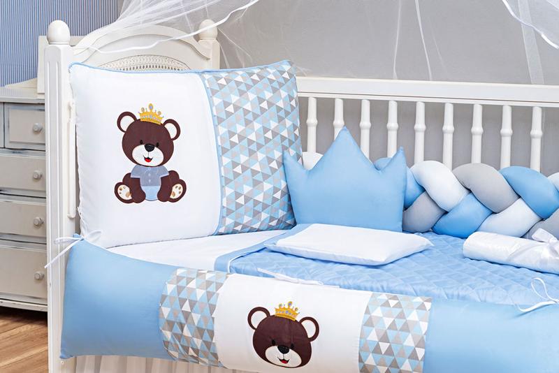 Kit Protetor Berço Trança Americano Urso Rei Original Azul Menino 12 peças com Saia de Berço - L2M Imagem de Kit Protetor Berço Trança Americano Urso Rei Original Azul Menino 12 peças com Saia de Berço