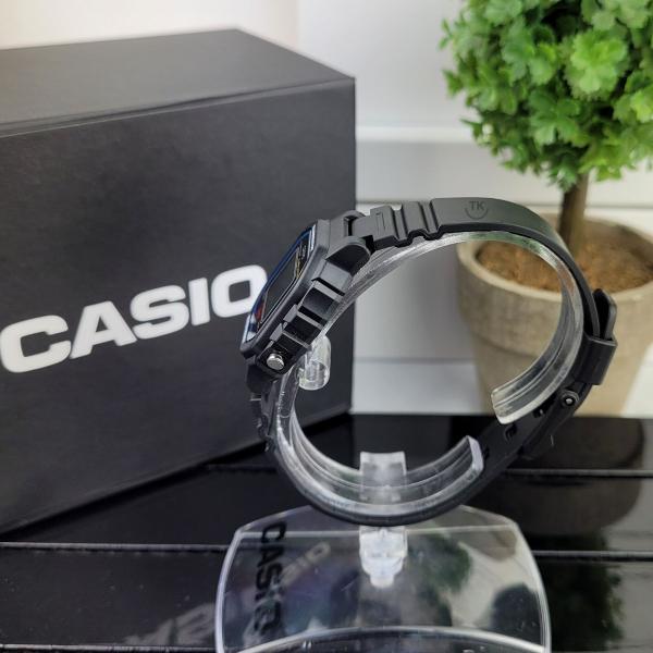 Imagem de Kit Relógio de Pulso Casio Infantil Masculino Resistente Água Calendário Alarme Digital LA-20WHS + 2 Carrinhos Miniatura