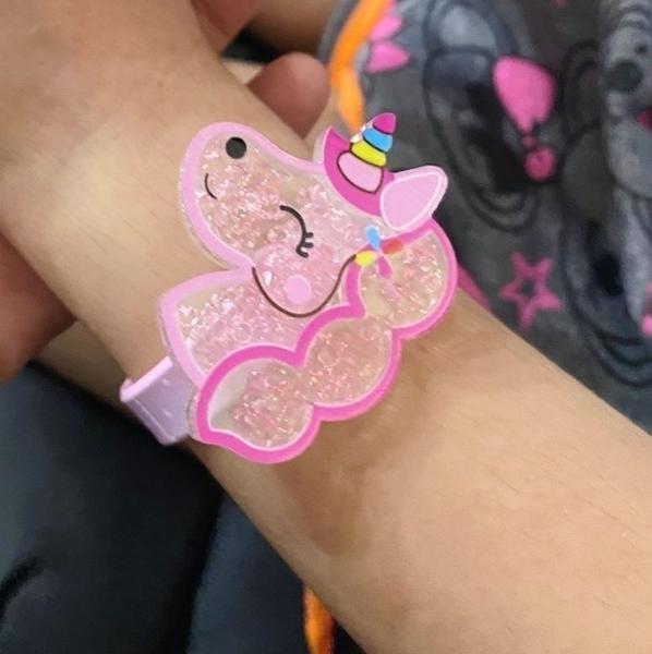 Imagem de Kit Relógio Infantil Digital Pisca Led Toca Musica Princesas Minnie Peppa + Bracelete 3D Desenho animado Tendência Moda