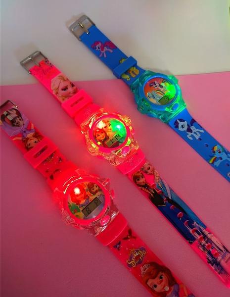 Imagem de Kit Relógio Infantil Digital Pisca Luz Led Toca Musica Princesas Disney Menina + Óculos de Sol Formato Coração Crianças