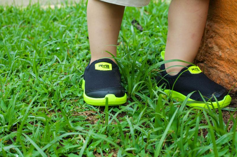 Imagem de Kit Tênis Meia Infantil Menino Super Leve Confortável Calce Fácil + Mochila Azul Aranha Escolar