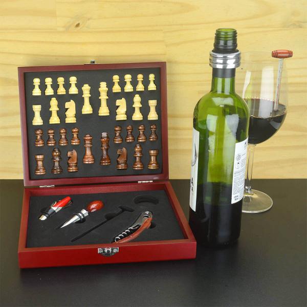Kit Vinho 5 Peças com Jogo de Xadrez e Estojo de Madeira - UnyHome Imagem de Kit Vinho 5 Peças com Jogo de Xadrez e Estojo de Madeira