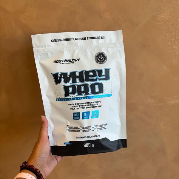 Imagem de Kit Whey Pro 900g + Testo Refil 30 Cápsulas  Proteínas de Alta Qualidade e Minerais Essenciais para Potencializar Seus Ganhos + Coqueteleira 600ml