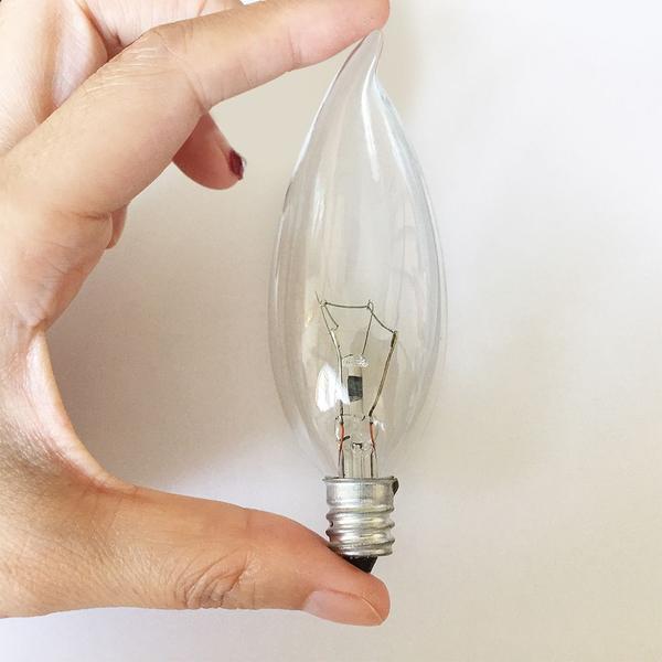 Lâmpada Incandescente Vela Bico Torto Clara E12 40W 127V Toplux - TOPLUX ILUMINAÇÃO Imagem de Lâmpada Incandescente Vela Bico Torto Clara E12 40W 127V Toplux