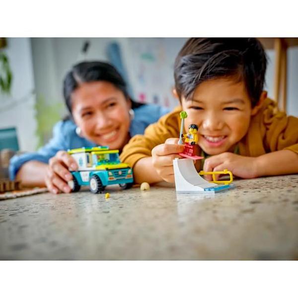 Lego City Ambulância De Emergência E Snowboarder 60403 Imagem de Lego City Ambulância De Emergência E Snowboarder 60403