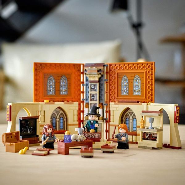 Imagem de LEGO Harry Potter Hogwarts Moment: Transfiguration Class 76382 Professor McGonagall Room Playset Colecionável, Novo 2021 (240 Peças)