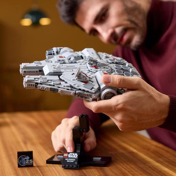Imagem de Lego Star Wars Millennium Falcon 921 Pecas 75375