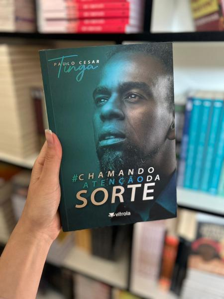 Imagem de Livro chamando atenção da sorte 