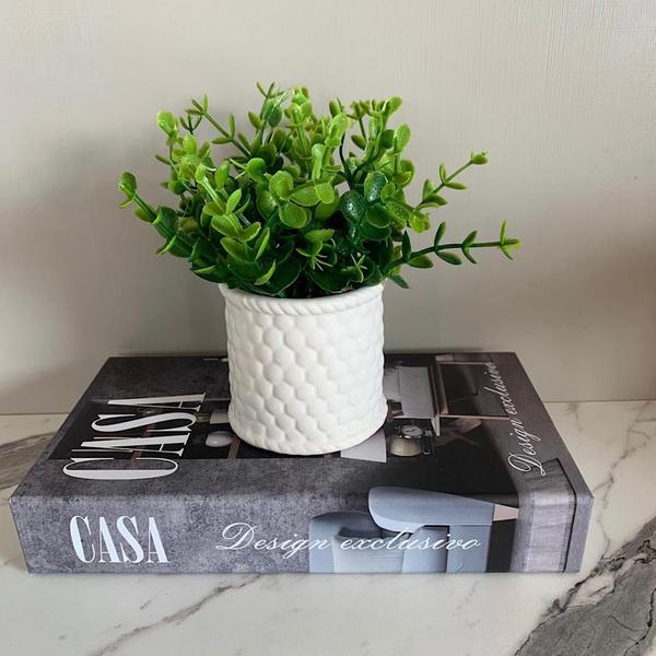 Imagem de Livro decorativo 'Casa' e vaso branco de cerâmica trabalhado