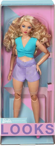 Imagem de Looks de boneca moderna da Barbie com cabelo loiro encaracolado e shorts lavanda