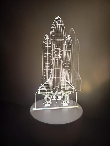 Imagem de Luminária Abajur Foguete NAve Display Acrílico Led 3d Mesa Quarto Namorado Luz Presente Mãe Pai Filho Avo Namorada