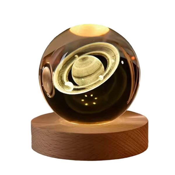 Luminária Abajur Mesa Bola de Cristal Luz LED 3d Decorativa Esfera Astronauta Sistema Solar Saturno - Armarinhos BS Imagem de Luminária Abajur Mesa Bola de Cristal Luz LED 3d Decorativa Esfera Astronauta Sistema Solar Saturno