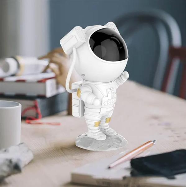 Luminária Astronauta Projetor Luz Galáxia Nebulosa Estrelas Cor Branco - B-Max Imagem de Luminária Astronauta Projetor Luz Galáxia Nebulosa Estrelas Cor Branco