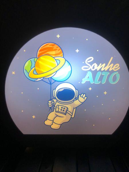 Luminária de Mesa Decorativa Astronauta Sonhe Alto Bivolt - FIRSTCOLOR Imagem de Luminária de Mesa Decorativa Astronauta Sonhe Alto Bivolt