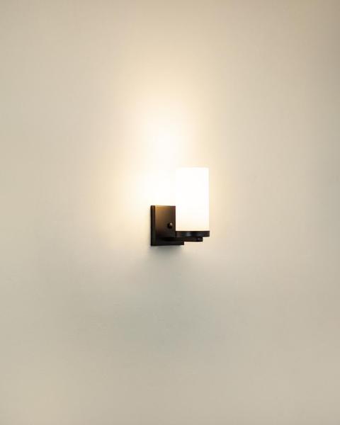 Imagem de Lustre Arandela Para Banheiro Vidro Branco Fosco Preto 100