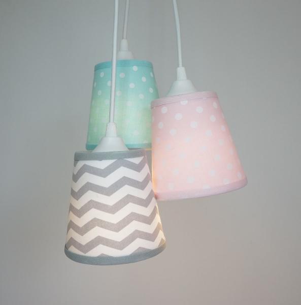 Imagem de Lustre Bebê Triplo Poás e Chevron Cinza, Rosa e Verde