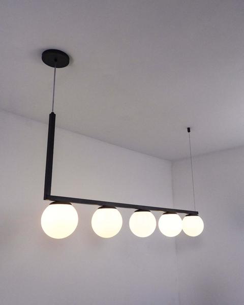 Imagem de Lustre Pendente Haste Angular 5 Bolas Globo Preto 120cm 370