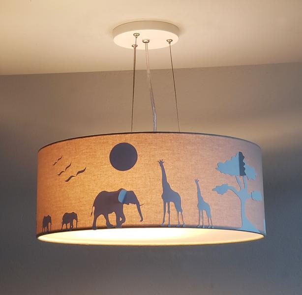 Lustre Pendente Safari Savana Cúpula Tecido 50x15cm - Tom Luz Imagem de Lustre Pendente Safari Savana Cúpula Tecido 50x15cm